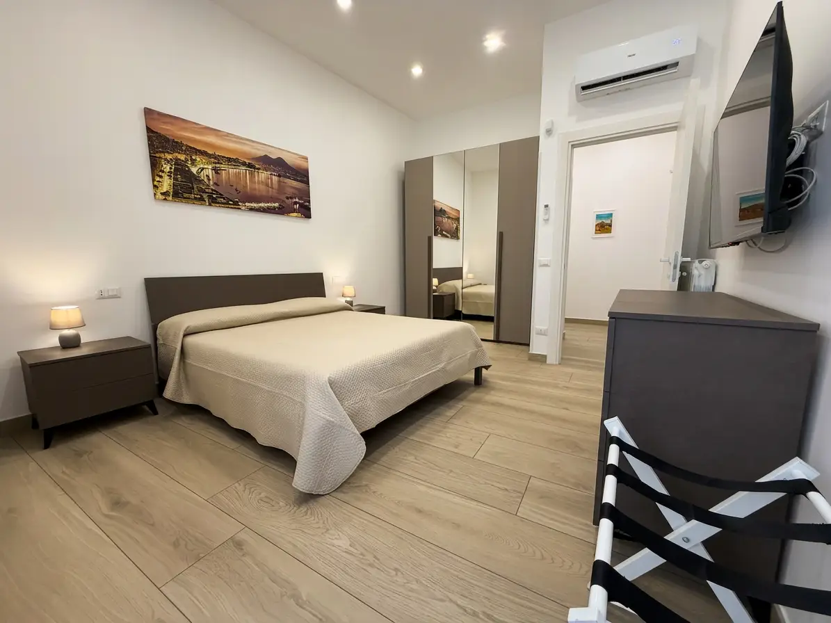 Schlafzimmer mit Doppelbett im Cagrovi Gold