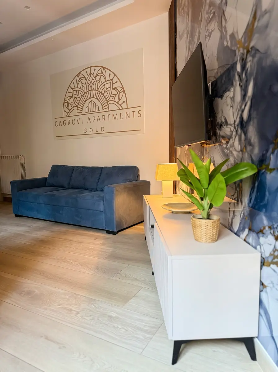 Sofa und TV im Wohnbereich des Cagrovi Gold