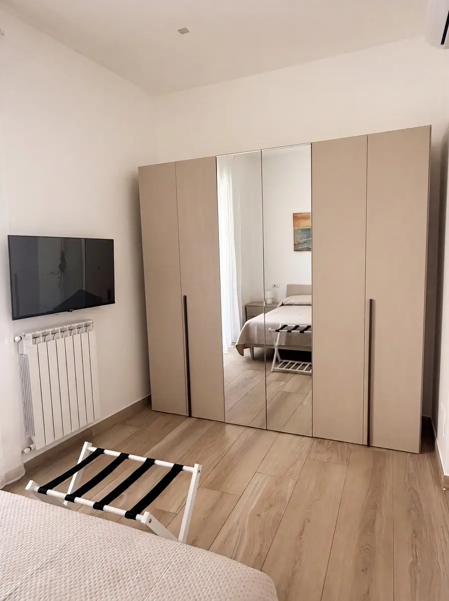 Kleiderschrank im Schlafzimmer des Cagrovi Silver
